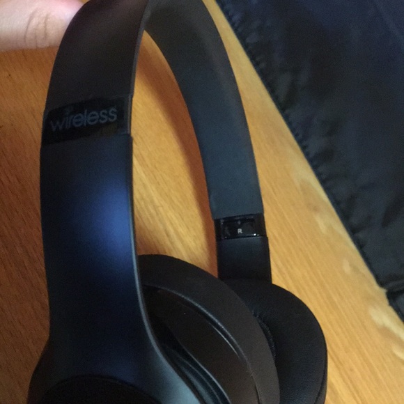 BARELY USED Beats Solo 3 Wireless Headphones - Picture 3 of 8